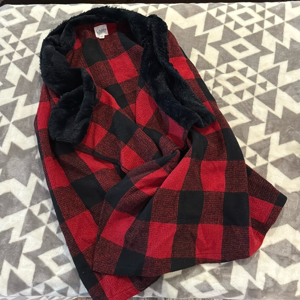 Cute buffalo plaid vest! Perfect for the holidays.